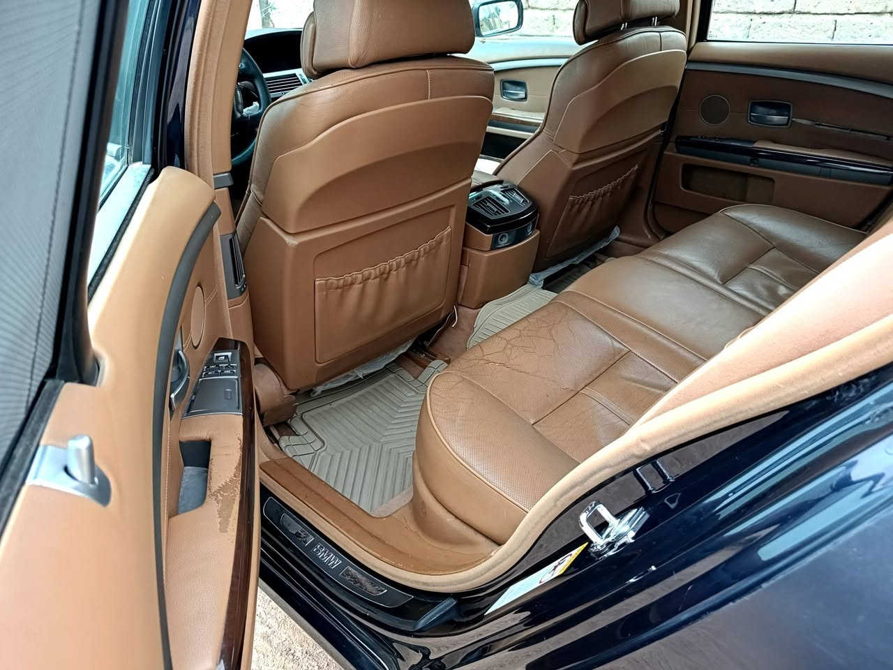 السلام عليكم
بي ام باخره موديل 2008 فول مواصفات 
السياره مكفوله من الكص والصبغ 
تحكم استرن 
كشنات خزن 
رادار حساس خلفي امامي
وارد ياباني 
مكينه كير  تخم تاير جديد 
تبريد ثلج تدفىئه باكشنان 
فول مواصفات معروفه الباخره
فتحه طكتين 
جنطه شفط 
بيبان شفط 
كشنات كلها كهرباء + جلد 
متومه على وحده فقط ارقام + سنويه ع الشاصي  
السعر 75
رقم تلفون ***********
