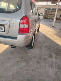 توسان موديل ٢٠٠٩ خليجي بيها قطع صبغ ابيع حزام  حدادية السيارة زينة داخ...