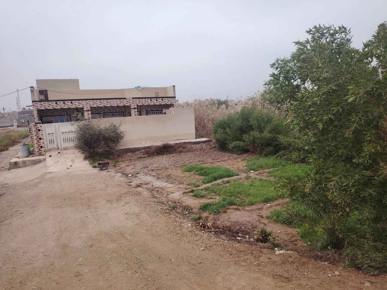 سلام عليكم متاح نصف دونم يحتوي على بيت ٣٠٠متر+مشتمل خلف حي الفنانين يوجد كافه الخدمات ماء اساله مع كهرباء وشارع تبليط يبعد عن سوق حي العسكري 5 دقائق للأستفسار الاتصال على الرقم ***********
