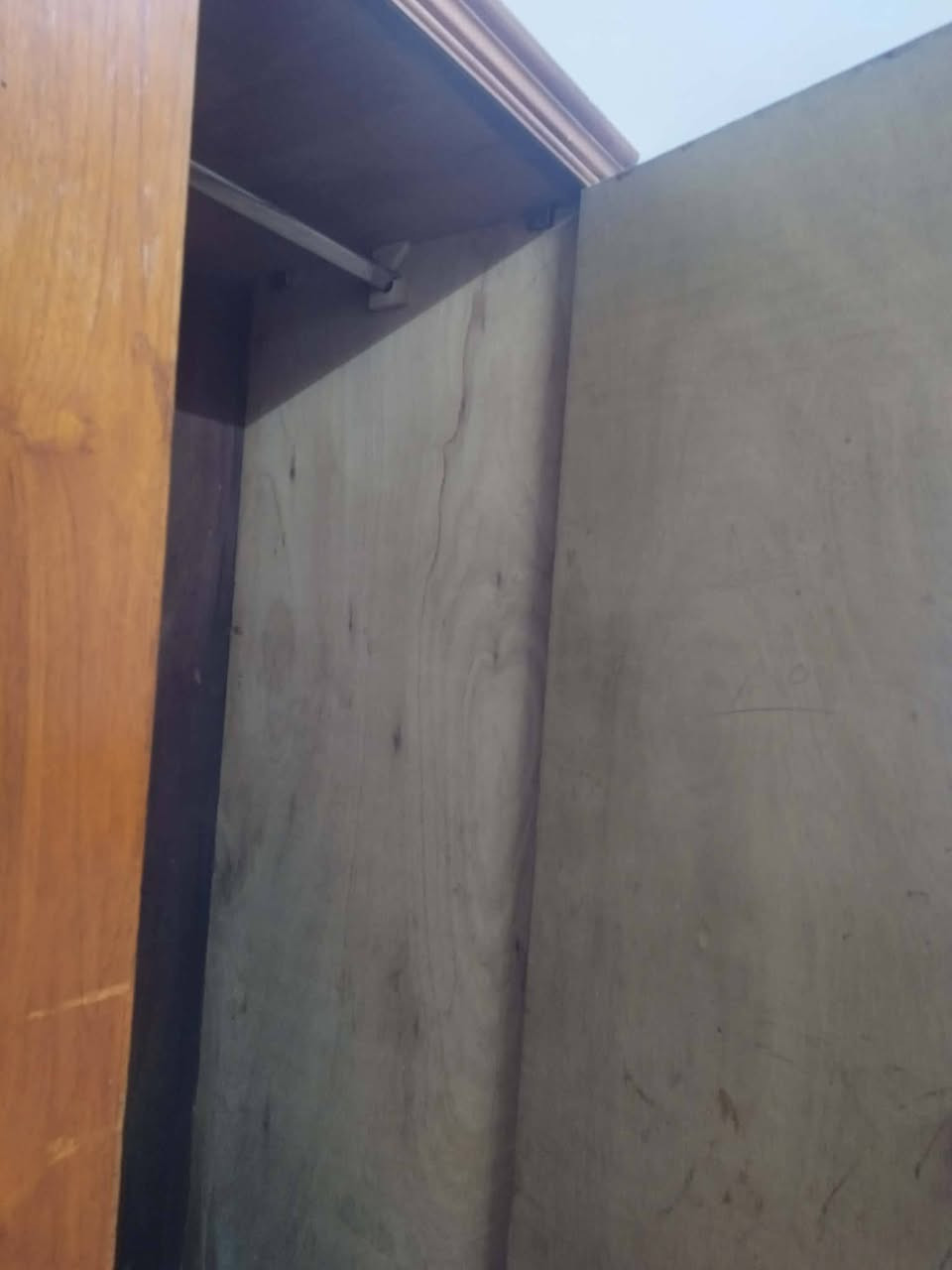 قنصور للبيع خمس ابواب خشب عراقي ثقيل يعوزه بس صبغ بي 6 رجلين يعني مرفوع عن ألارض السعر 225 وبي مجال مكاني موصل حي الاخاء قرب جامع كرم العزيز رقم *********** او مراسلة الصفحه
