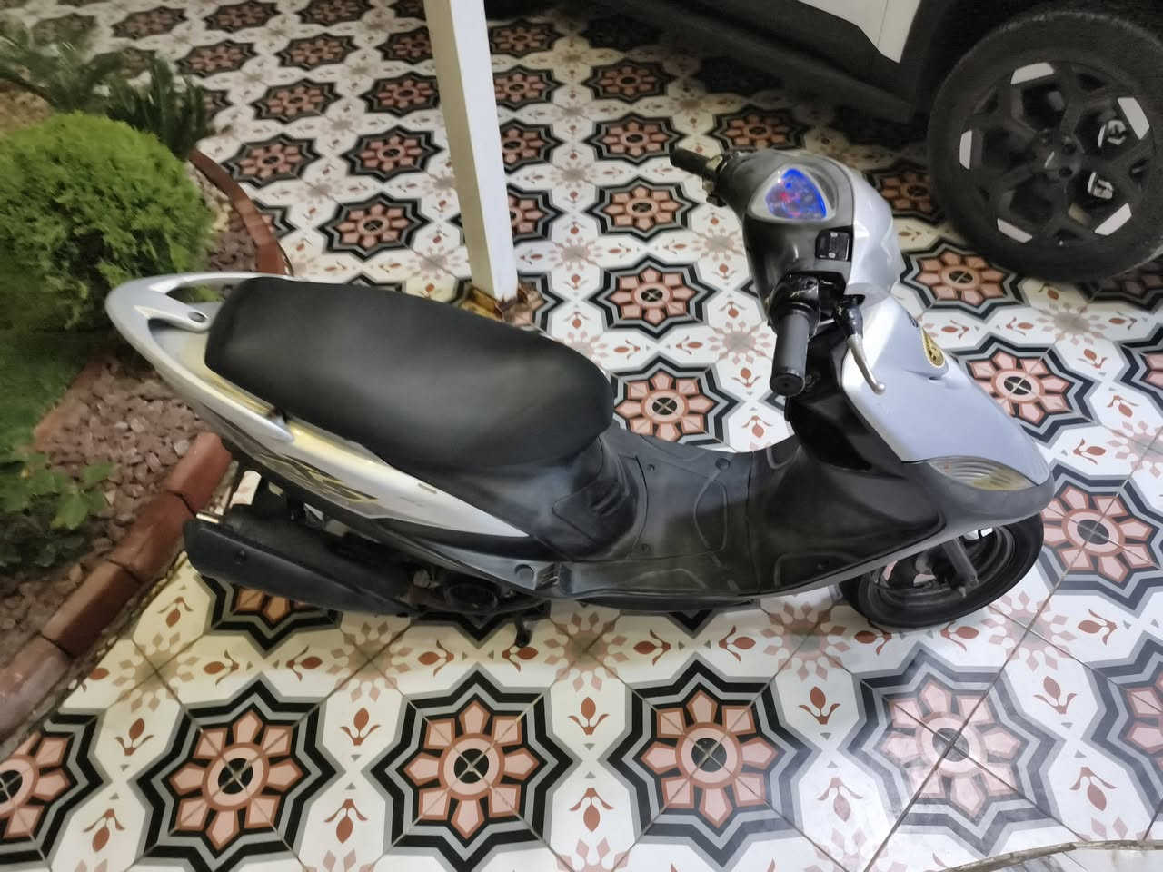 سلام عليكم دراجه عدله نضيف كلش مال رمبه دراجه مامتعوبه كلشي بيها بلدي عداد كليو متر كلشي بيها شغال ما نقصها شي بيها صالنصنهFm موجوده الصالنه الاصليه مالتها دراجه جديده وحلوه سعره 800بيها مجال ***********
