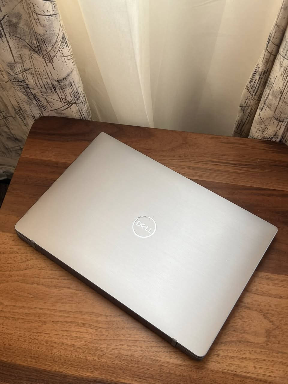 لابتوب DELL معالج i7 ورام 16 للبيع .
اللابتوب مفول مواصفات
الجهاز معدن ب الكامل ماكو بي بلاستك فدشي كلش راقي ملمسة ووزنة ب الاستخدام 

معالج i7 فدشي يتحمل شغل والعاب 
تصميم سلم ووزنه خفيف

 كيبورد ضوئي
حواف شاشة نحيفه .
بصمة اصبع مدمجة ضمن زر التشغيل

اللابتوب جدا نضيف وادائة قوي وممتاز يفيد الي عنده دراسة او العاب متوسطة او غيرها من الاستعمالات .

المواصفات :
بصمة اصبع مدمجة ضمن زر التشغيل
المعالج intel cori7
الجيل : الثامن (8TH)
كرت الشاشة : INTEL UHD GRAPHICS 8GB 
الشاشة : فول اچ دي (FHD) حجم 14.3 دقتها والالوان جدا واضحه وتشغل 4K بالمشاهدة .
الرام : 16GB نوع DDR4 فدشي راقي .
الذاكرة : 256GB ssd M.2 
كيبورد عربي انكليزي ليزري ضوئي .
كيبورد ميكانيكي ضوئي .
سماعات ستيريو .
كامرة امامية واضحه
غالق كامره سلايد
بطارية اللابتوب ليثيوم تطول فوگ ال 4 ساعات ب الاستعمال المكثف .

المنافذ :
منفذ تايب سي للشحن والبيانت 
منافذ USB 
منفذ Hdmi
منفذ سماعات
منفذ LAN
وغيرهن بعد.
المميزات:
اللابتوب معدن ب الكامل مو بلاستك مثل باقي اللابتوبات
معالج i7 مو i5 يتحمل شغل كلش قوي
رامات 16 مو 8  
كيبورد عربي انكليزي ليزري ضوئي ميكانيكي .
لونه رصاصي سلڤر من الداخل والخارج فدشي مرتب

الملحقات:
ملحقاته كلها موجودة واصليه
كيبل ثلاثي اصلي.
شاحنة اللابتوب الاصليه  .
جنطة لابتوب مرتبه هم بعدهي جديده غير مستخدمه .

منصب عليه وندوز 10 برو مفعل مدى الحياة وحزمه الاوفس كامله كذلك مفعلة مدى الحياة .

اللابتوب كلش نضيف ومواصفاته قويه ومحترمه وتصميمه كلش مرتب . ومابي أي نقص كيبورد سماعات انترنت شاشة كامرة كله شغال وممتاز وماب اي نقص من اي ناحية .
وكلشي بي بعده جديد ونضيف مثل ماموضح.

السعر : 325 الف وبي مجال جدا قليل .

مكاني النجف والي يريده توصيل هم موجود ان شاء الله .

*********** بي واتساب

(لابتوب للبيع النجف بغداد الانبار البصرة حاسبة محمولة منضدية دل dell pc laptops laptop computer )
