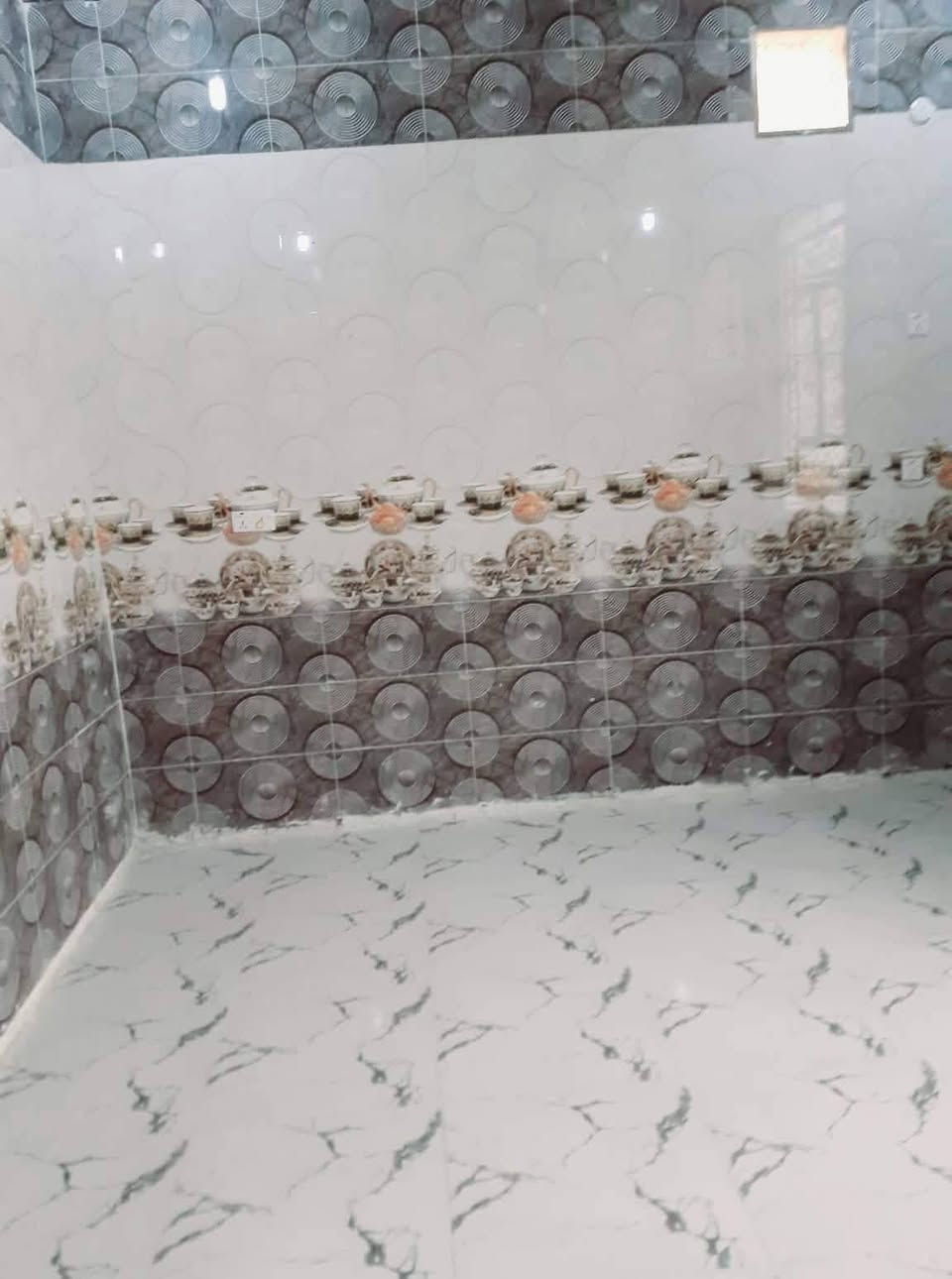 سلام عليكم  دار للبيع مساحه 600 صب كونكريت بنا 2018 بناء طابوك يتكون من ثلاث اغرف وصاله11متر وبراني 7ب4ومطبخ 5ب6 السعر    سعر 90 رقم للستفسار ***********غير متواجد علا الفيس مكان البيت  قرب حسينية احمد الوائلي البندر
