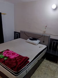 متوفر غرفة نوم ٥ قطع للبيع مع الدوشك استعمال شهرين فقط  موجوده بالمنصو...