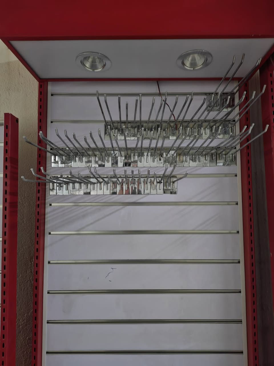 السلام عليكم عارضات ملابس للبيع مستعمله بحاله جيدا جدا السعر المطلوب بلقطعه الواحده ٥٠,٠٠٠ الف 
للاتصال ع الرقم : ***********
