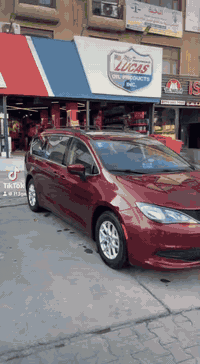 🚗 للبيع: كرايسلر فيوجر 2021 

📞 للتواصل:***********

💰 السعر: "217000 ورقة
 
📊 المسافة المقطوعة: 66 ميل 
🛠️ المحرك: 6 سلندر – 3.6L V6

⚙️ المواصفات:
• فول مواصفات عدا فتحة السقف
ابواب كهرباء 
تشغيل عن بعد 
صندوق كهرباء 
تبريد 3 قطع منفصل
كير ماوس 
دخول ذكي 
بصمه
• شاشة وسطية 
سايد بريك بصمك  
• كاميره خلفيه
تدفئة كراسي
تدفئه ستيرن 
كشنات vip منفصل 
• مقاعد لسبعة ركاب
• تحكمات ستيرن كاملة
• حساسات أمامية وخلفية وجانبية
• رادار أمامي وخلفي
تحديد مسار 
مثبت سرعه 

• السيارة جاهزة بدون أي نقوصات

📌 تفاصيل إضافية:
• رقم السيارة: بغداد الدولي الجديد
• باسم المالك تحويل مباشر
