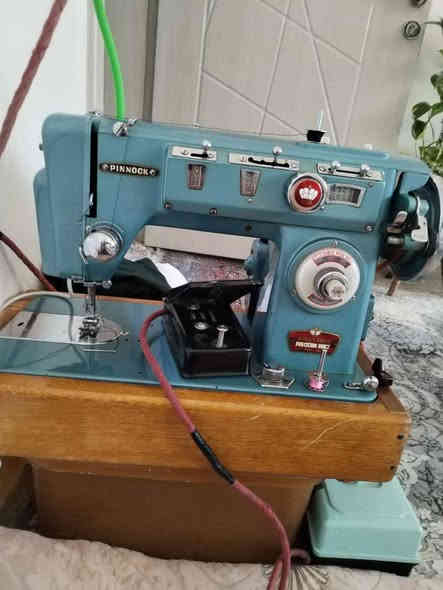 مەکینە خەیاتی بۆ ناو خۆی بەریتانیا دروستکراوە کلاسیکە شتێکێ شازوو تایبەنە 125 هەزار لە ڕانیە
*********** رانية
