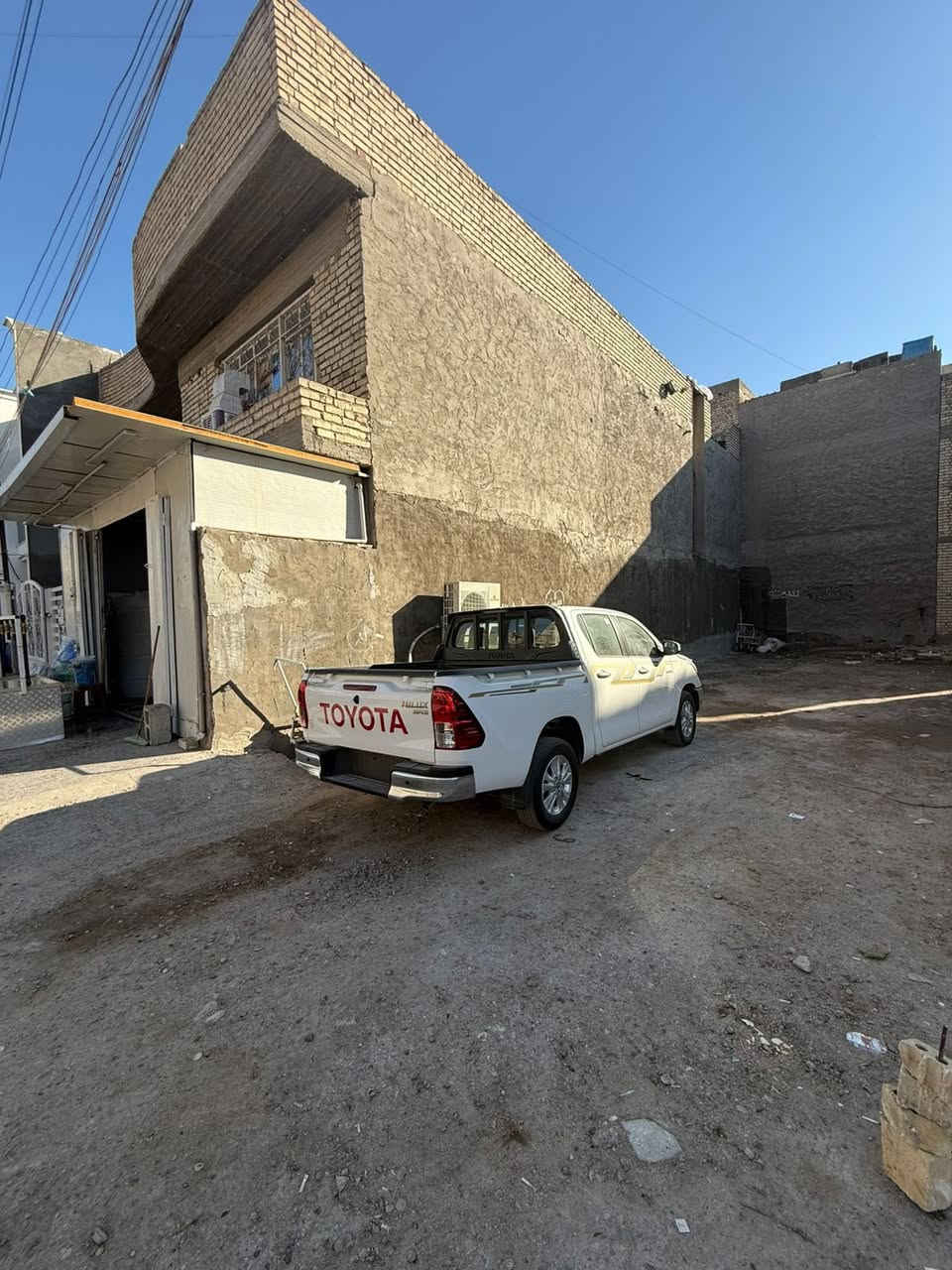 قطعة ارض للبيع ( منطقة حي الجهاد )
( حي الاساتذة بداية الاربع شوارع - فرع مكوى الاساتذة ) 
النزال 20 متر 
الواجهة 5.20 متر 
المساحة 104 تستقطع من القطعة الاصلية 
على من يرغب الاتصال بالارقام التالية  
*********** 
***********
