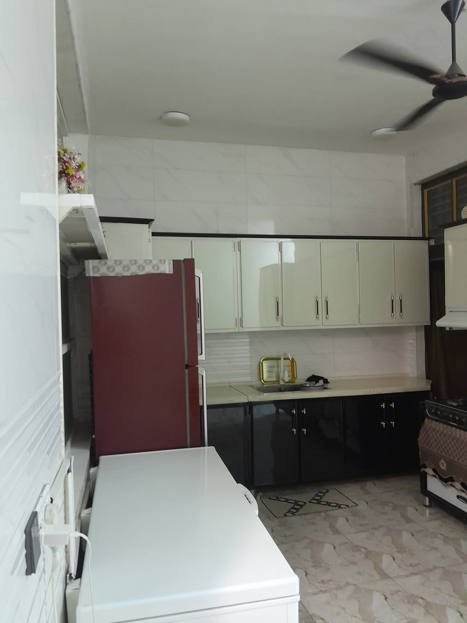 بيت للبيع طابقين 🏠 مساحته  130متر بناء حديث ✅

طابو صرف  ✅ بسعر مناسب 

الطابق الاول يحتوي على غرفه نوم وكنيدور واستقبال ومطبخ وصحيات داخليه وخارجيه  ✅

الطابق الثاني يحتوي على غرفتين نوم وكنيدور وصحيات ✅

الموقع 🌏 شارع 80حي الشهداء خلف مستشفى المستقبل  بفرعين ✅

الاستفسار الإتصال بالرقم  ‎***********متوفر واتساب ✅
