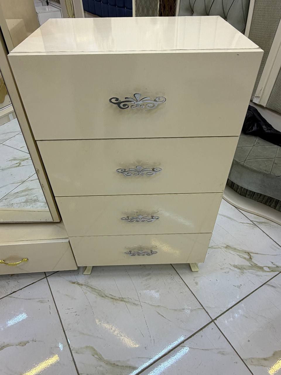 غرفة نوم مستخدمة نضافة 90‎%‌‎
عدد القطع9
كوالتي عالي 
شغل ثقيل 
سعرها /810
شد ونقل داخل بغداد مجاني


**إذا كنت صاحب هذا الإعلان وتريد حذفه لأي سبب، رجاءا أرسل رسالة إلى الدعم الفني**