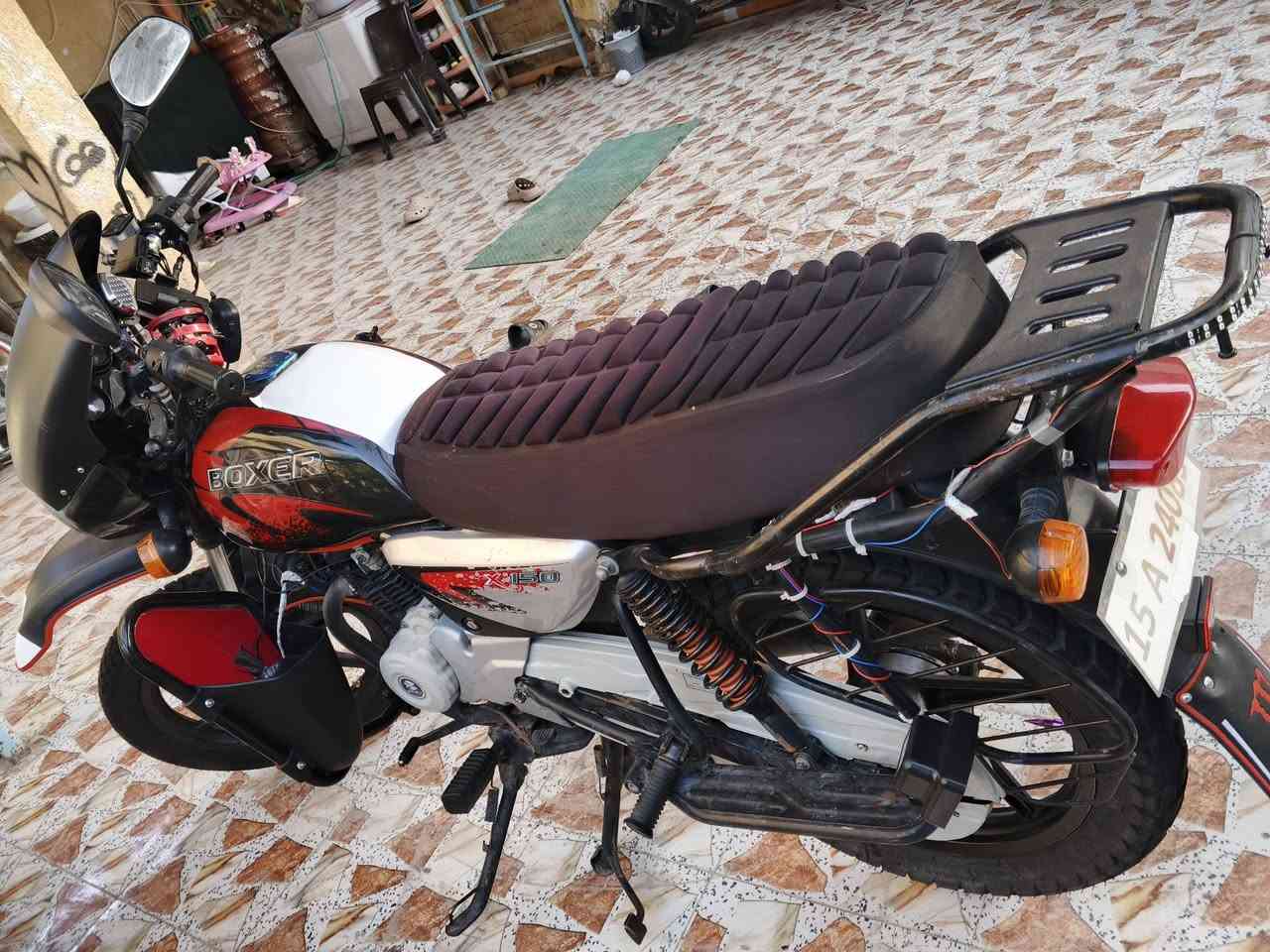 السلام عليكم 
دراجه بوكسر هندي 
موديل 22 
رقم وسنويه مشروع وطني 
رقم انبار 
لوحات طالعات بس تستلمهن
عليه ادامه كامله وكلشي جديد شديته 
جمبزه لايت زنون بومه وهواي ترتيب عليه
انذار طوارئ 
كهربائيات شغاله 
دراجه نضيفه بشرط 
مال بيت ما طالعه دلفري 
تايرات ونشرات جدد مسجل بلتوث 
حامله جهاز باتري وزنجيل جديد 
دراجه يرادله بس سائق 
فقط بيه بدايه تبخير وميسوه سويه
سعر 2350 وبيه مجال بسيط 
*********** بي واتساب 
0750686030 بي واتساب 
مكاني بغداد ابو غريب خرنابات 
دهن جديد وبانزين مفوله أنكر وطلع 
وياه جامه اصليه حمايه مال بوكسر
