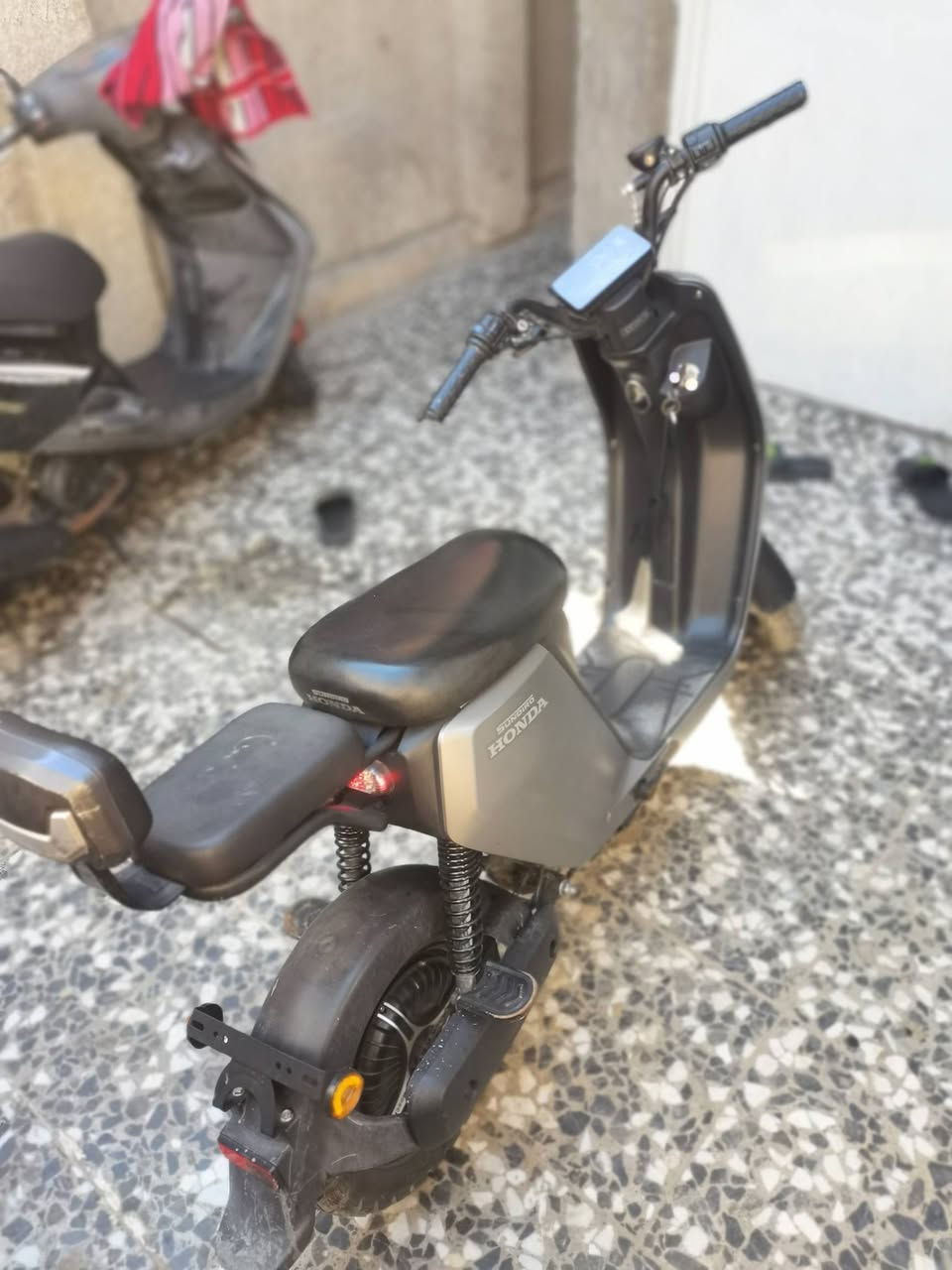 هوندا S07 يابانية دراجه غنية عن التعريف بطارية ليثيوم ملف الماني 400 تحتوي على بايدر لايتات LED دسك امامي هايدروليكي بصمة فتح وقفل ومنع من السرقة + تشغيل عن بُعد اضرار فقط اشخوط بل گفر اما الباقي كله مكفول من ناحية بطارية من ناحية ملف الاغراض الي وياها كُتيب بي رقم الشاصي وهل امور + سويچ اضافي
السعر 700 وبي مجال 
مكاني بغداد شهداء العبيدي 
رقم الهاتف: ***********
