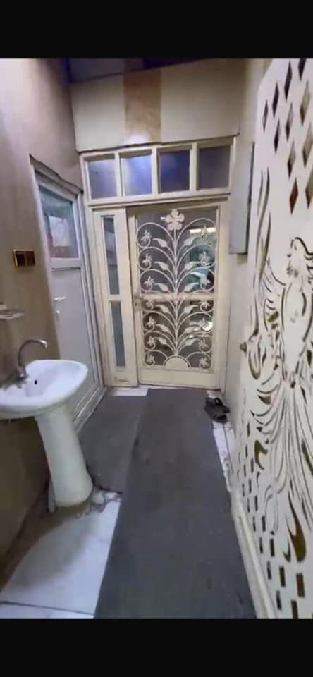 السلام عليكم
بيت للايجار يحتوي على غرفتين وصاله ومطبخ وحمامات
يصلح مكتب محاماه او شركه 
حي السلام مقابل العلوه القديمه 
للاستفسار الاتصال على ***********
