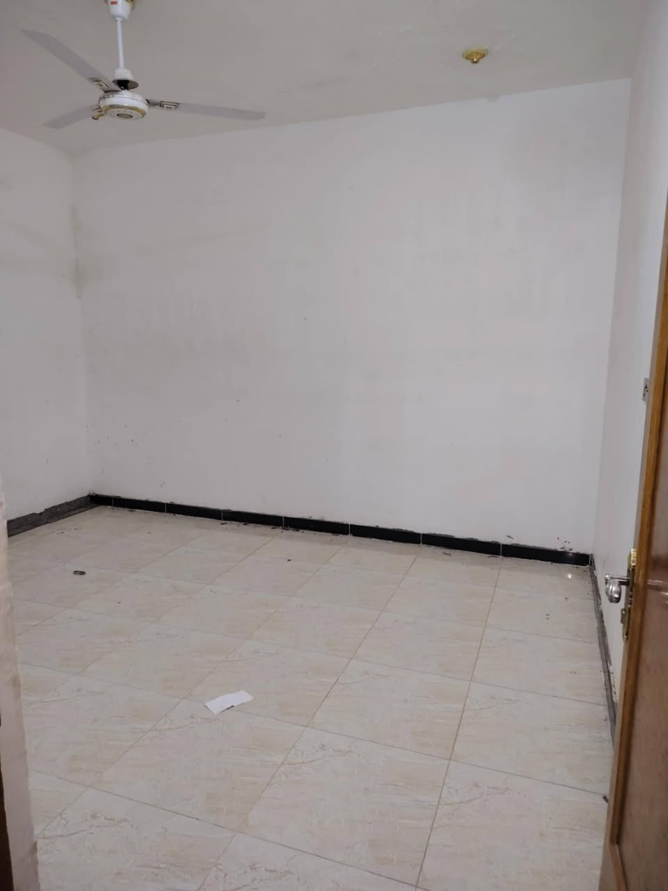 مشتمل بالسياسيين قريب شارع الحي ١٠٠ متر الطابق الأرضي استقبال وهول وغرفة نوم والطابق الثاني غرفة نوم وهول فارغ جاهز للسكن السعر ١٠٥ مليون للاتصال ***********
