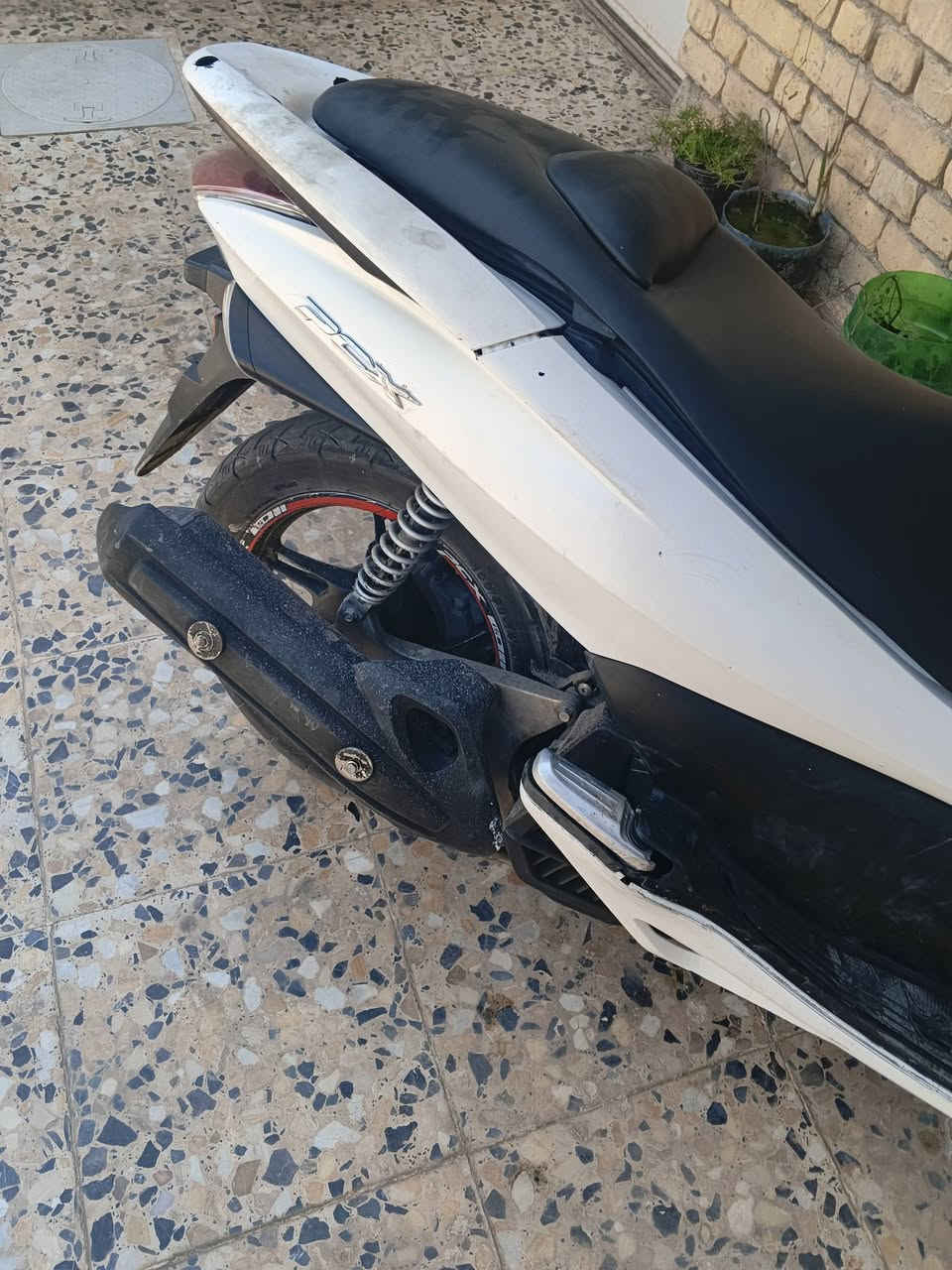 جيل اول 125 مكينة 
دراجة كفرات نضافتهن 70%
محرك ناعم وحلو ولمكينة ما مفتوحة مكفولة سرقة ومكينة 
نواقصها 
فقط ستان تعليك ولحساس كيلو متر 
شلعة ومعدل ما تلزم 
مكاني سبع قصور يم سيطرة 
***********
.
(1200) 
بيها مجال شي بسيط
