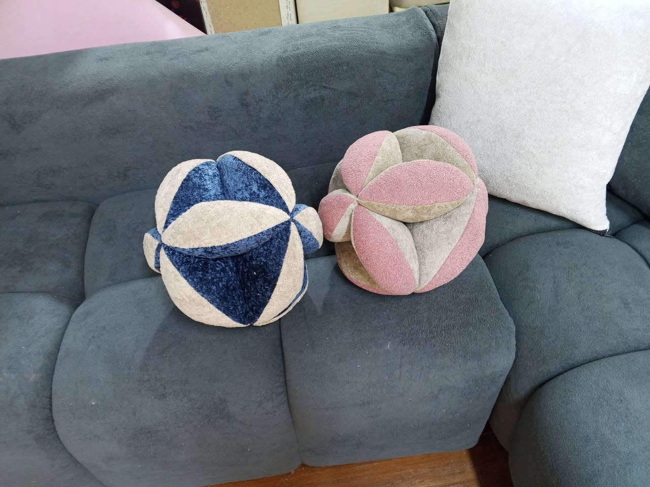 كوشات دزاين مصري يجنن
المواصفات 
قماش تركي
ديباج فندقي درجة اولى
عمل عراقي 100%
دزاين مصري 2026
للطلب والاستفسار 
***********
