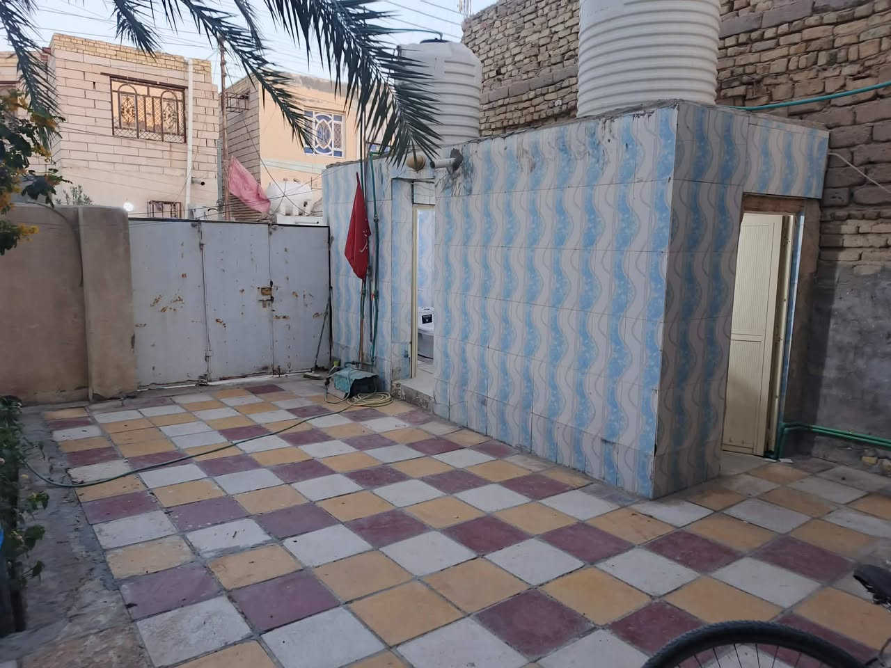 دار للبيع ٢١٠ متر 
حي سومر قرب أسواق الأنوار 
ط١:غرفتين +صالتين+استقبال +مطبخ حار وبارد +صحيات داخلية وخارجية 
ط٢:غرفة + صالة +صحيات 
للاستفسار الاتصال *********** 
واتساب ***********
