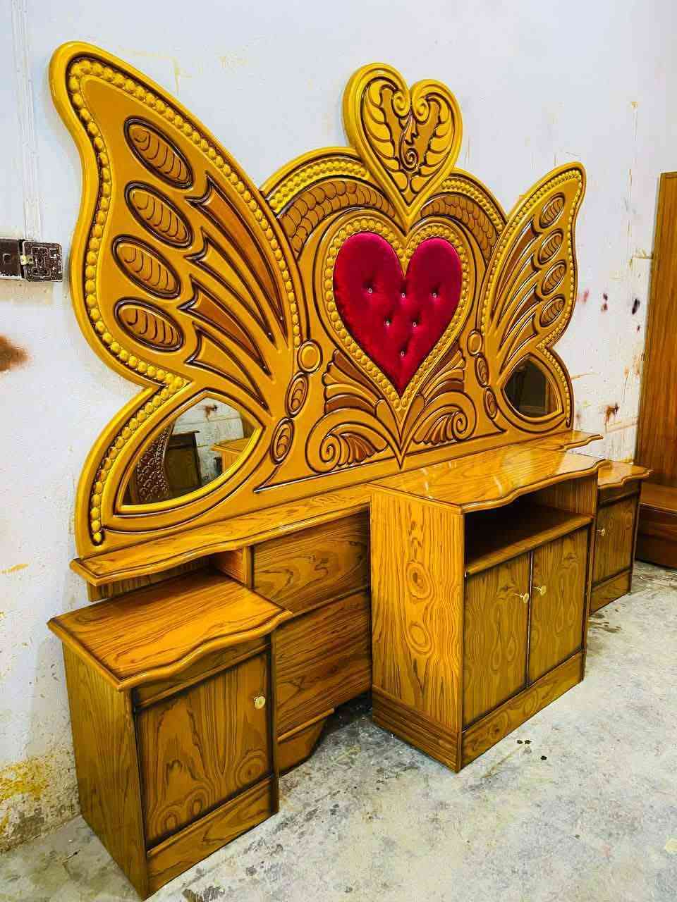 السلام عليكم ورحمة الله وبركاته غرفه للبيع الغرفه بعد احلا من الصوره لشراي يرسلني
***********
