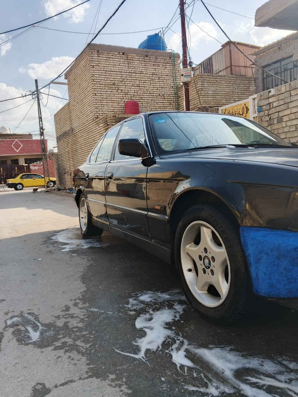 السلام عليكم بي ام دبليو للبيع525! موديل 1991 بسمي مكينه وكير خير من الله مكينه العام شديته مال حاويه سلندر6 مكينه مفتوح 
داخل السياره جديد 
دشبول جديد وشغال 
تايرات جديد 
صدر السياره نضيف
صالنصه رياضي 
السعر 45وبيها مجال 
للاستفسار***********
