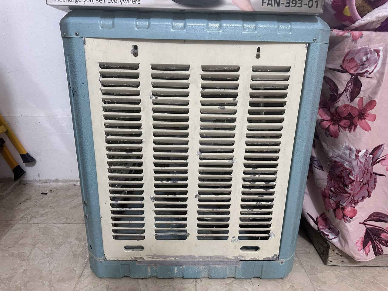 كونفيره حجم جبير نضيف كلش اي نقص مابيها
سعرها 120

مبرده استخدام موسم واحد فقط 
سعرها 100

***********
