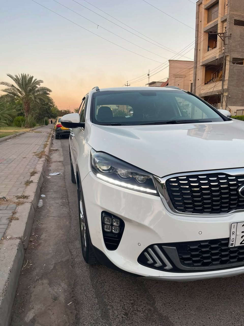 السلام عليكم 
كيا سورنتو 2020 خليجي للبيع 
بدون حادث او صبغ او بارد سياره نظيفه ماشيه 82 km مواصفات الفول عدا البانوراما بصمه مري شفط كشنات كهرباء وجلد بقلاوه باب خلفي كهرباء وذكي عند الاقتراب اريل نفكيشن شاشه اصليه ويل كروم لايت عدسات دبل شباك محرك 3500 مكفوله كير محرك صدر نهائيا 
رقم بغداد الجديد 
السعر 24,500 يعني دفترين وخمس واربعين 245 ورقه وبيها مجال 
الاتصال ***********………
مكان السياره. بغداد / السيديه

