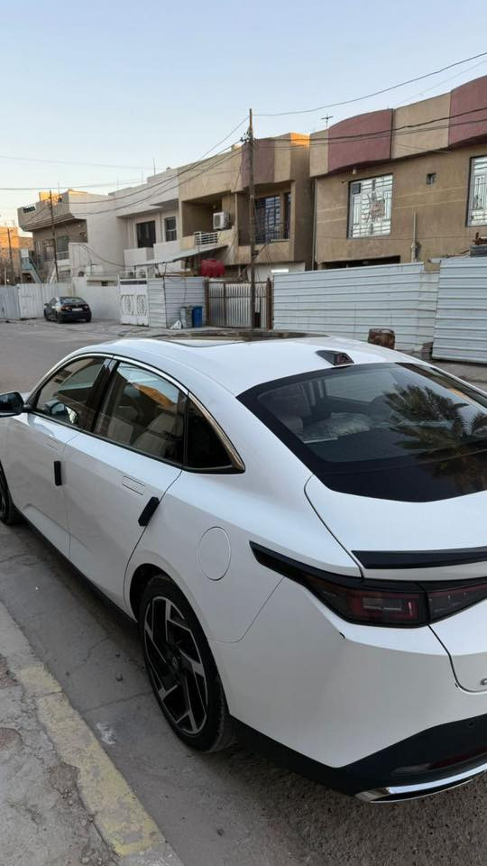 السلام عليكم من رخصة الادمن سيارة للبيع شانجان ايدو بلس 2025 فول مواصفات رقم بغداد تحويل مباشر 
عارضها ب 22 مليون و 300 الف وبيها مجال حك الجية والسيارة كفالة على وضع الشركة للتواصل *********** مكان بغداد .

القوة: 178 حصان.

عزم الدوران: 300 نيوتن متر.

ناقل الحركة: أوتوماتيك مزدوج القابض (DCT) بـ 7 سرعات.

استهلاك الوقود: 18.4 كم/لتر.

سعة خزان الوقود: 51 لتر.

التصميم الخارجي:

جنوط ألومنيوم قياس 18 بوصة.

مصابيح أمامية وخلفية LED.

مرايا جانبية كهربائية الطي والضبط مع إشارات LED.

مقابض أبواب مخفية.

المقصورة الداخلية والتكنولوجيا:

شاشة نظام ترفيهي مقاس 13.2 بوصة (في بعض الفئات) أو 10.25 بوصة.

لوحة عدادات رقمية.

مقاعد جلدية.

نظام آبل كاربلاي وأندرويد أوتو.

فتحة سقف بانورامية (في الفئات العليا).

الأمان والسلامة:

نظام تثبيت السرعة المتكيف (ACC).

كاميرا رؤية بانورامية 540 درجة.

نظام فرامل مانعة للانغلاق (ABS) ومساعدة الفرامل (BA).

نظام الحد من مغادرة الطريق (RDM).
