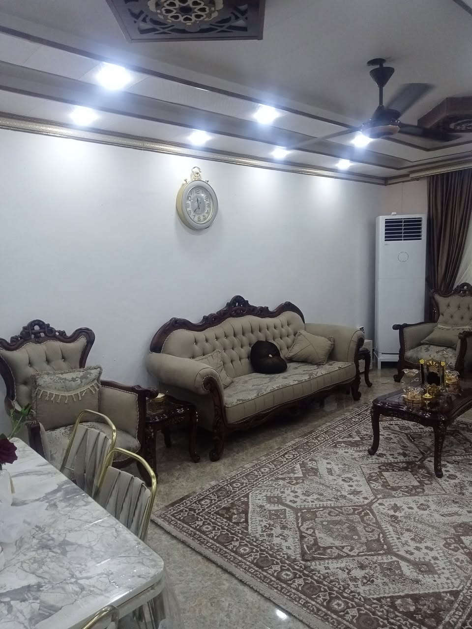 دار للبيع/استثمار – ناحية كنعان حي الخضراء الفرع مقابل قاعة الشيخ اتهام للمناسبات داخل السوق 240م – ** 2 غرف نوم واستقبال وهول ومطبخ رابع دار عن الشارع العام** خلف الدار مول وجملة غذائية يصلح مخزن أو روضة مدرسة او عيادة اي مشروع تحويل مباشر – للجادين 📞 رقم ***********
