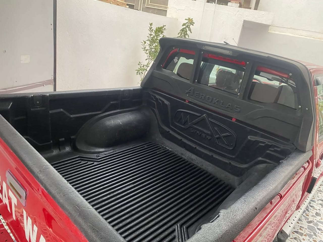 السلام عليكم للبيع او مراوس حسب القناعه بيكم كريت ول 2013 رقم قادسيه صاحبها بالرمادي وتتحول بالرمادي سنويه ل28 تحويل مباشر سياره جاهزه وبلاديه محرك كير ممتاز تبريد تدفئه كهربائيات كله شغال مكفوله من الضربه والصبغ عدا البنيد مصبوغ اثر جراد جاهزه من كلشي 
السعر 75 بيها مجال 
مكان السياره قضاء راوه 
***********
اعتذر عن البيع بالاقساط
