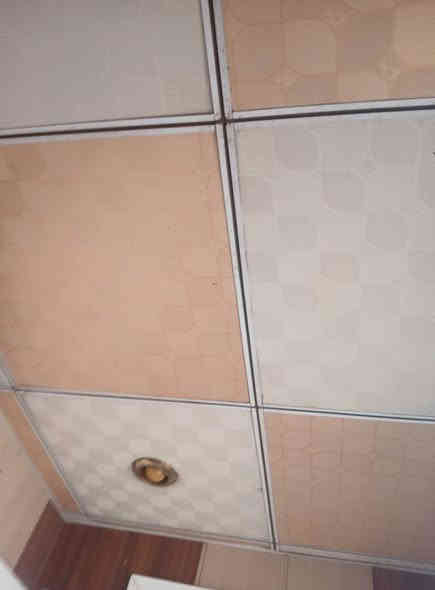 السلام عليكم : 
كرفان ، الطول ١٠ أمتار و العرض ٣ / و نصف ، يرهم سكني او إدارة مشروع ، يحتوي على غرفتين و مطبخ ، و هو بحالة جيدة جدا .
للاستفسار على السعر الاتصال على 
*********** او على الماسنجر  او الواتساب .
