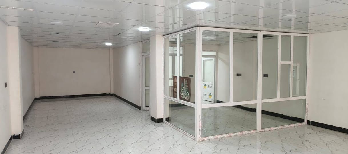 قاعه ١٥٠م للايجار يرهم مكتب او شركه او مخزن كورنيش قرب حمام الساعه حي المعلمين ***********
