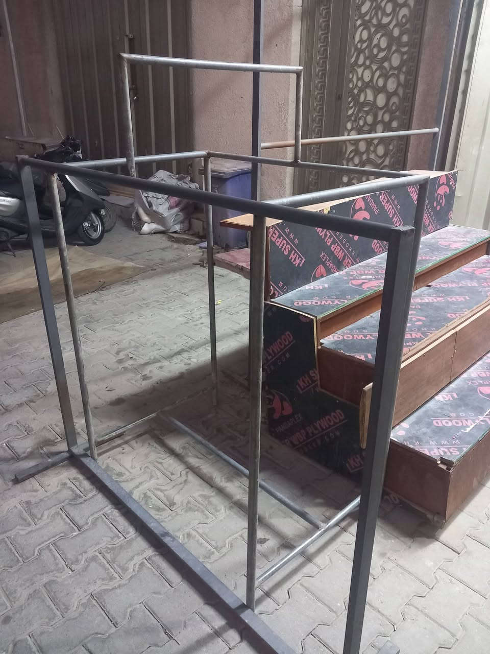 ميز مدرج وستاندات للبيع
***********
