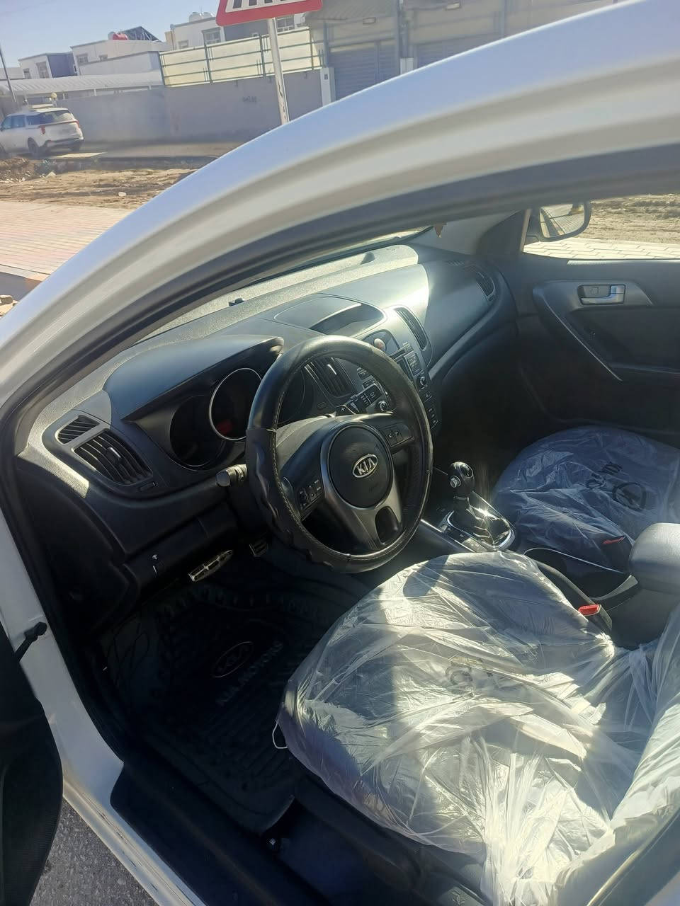 سلام عليكم سياره سيراتو موديل 13 رقم اربيل الدولي محرك 1600 سياره جديده مكفوله ما عدا شبر بل بنيد المكان نجف كوفه الرقم ***********
