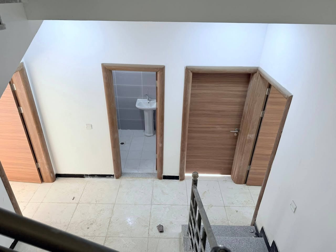 ٠للبيع دار مساحة  250 متر طابقين 3  غرف نوم 
 موقع ممتاز  النجف مجمع الأميرات2  مربع ثالث 
 ملاحظه/ مسحوب قرض  ٩٠ مليون من المصرف  العقاري بالشهر ٥٠٠ الف مع تغير كفيل جاهز للسكن 
للأستفسار اتصل ***********  مكتب الامراء
