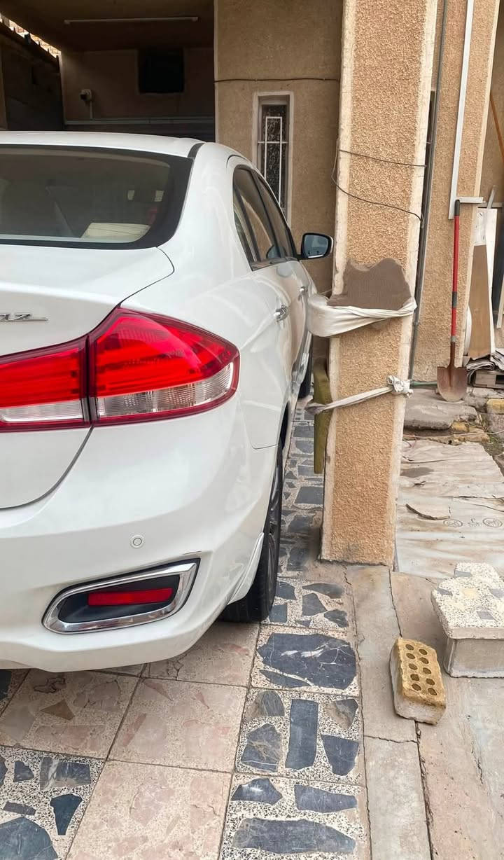 السلام عليكم 
🔥 للبيع سوزوكي سياز 2023 استلام شركة عامة🔥
(رقم بغداد)انكليزي 

🚘 Suzuki Ciaz 2023
(مكفولة كفالة عامة)

✨ المواصفات:
🔹 محرك 1.5 لتر اقتصادي وقوي
🔹 ناقل حركة أوتوماتيكي)
🔹 كاميرا خلفية
🔹 حساسات خلفية
🔹 مثبت سرعة)
🔹 تحكم من المقود
🔹 بلوتوث + USB + AUX
🔹 مرايا كهربائية مع إشارات جانبية
🔹 زجاج كهربائي
🔹 مكيف ثلج وتبريد ممتاز
🔹 نظام ABS 
🔹 شنطة واسعة جداً

(الكاعيات والكبات والكتلوك والجك بل نايلون ما مفتوحات سبير منازل)

السيارة ماشية (١٨،٠٠٠ زيرو)
💰 السعر: 160 بيها مجال

📍 الموقع: بغداد

📞 للاستفسار ***********4
