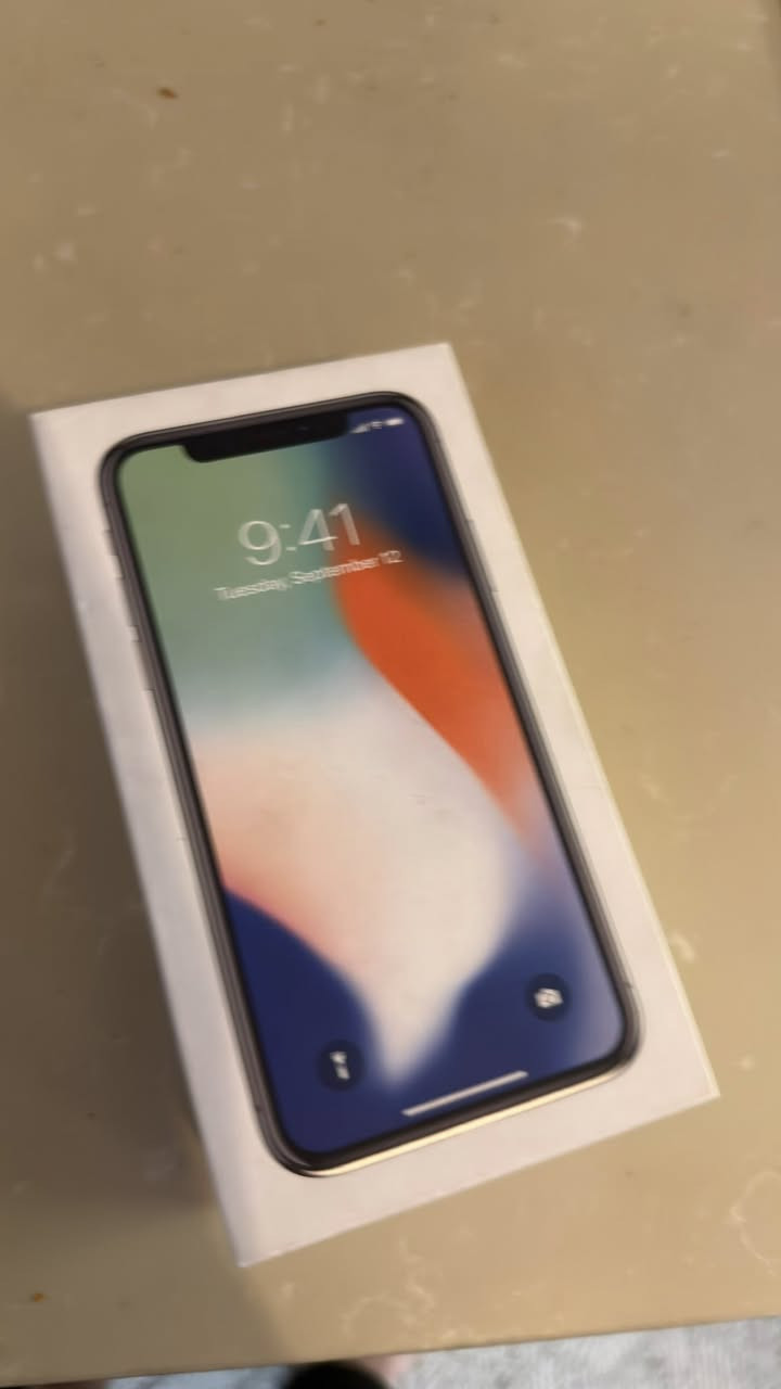 سلام عليكم ايفون اكس عادي ذاكرة 64 نضافة 100‎%‎ ممفتوح ولا مبدل بي قطعة بطاريته 73 حقيقية لا مبدله ولا معلايه كلشي شغال رايده 225 وبي مجال بسيط مكاني الحرية ساحة عدن ***********
