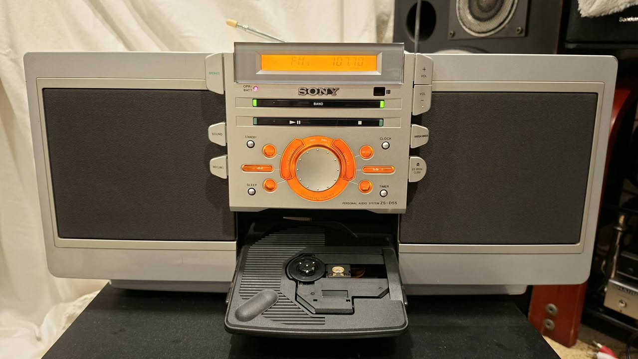 السلام عليكم 
مسجل من ماركة سوني ياباني راديو 📻 ثلاث موجات MW - LW - FM كاسيت قلاب 💿 CD
مداخل ثنين دخول و خروج مع بلوتوث جهاز شغال بالكامل بدون اي نقص نضافة ٩٩% 
سعر ١٦٥ الف للاتصال *********** كركوك 
يوجد توصيل كافة محافظات
