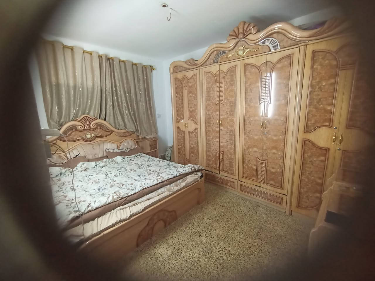 غرفة خشاب 8 قطع  غرفة نظيفة واظحة بالصور مع دوشك طبي مستخدم شي قليل سعر 360 بيه مجال قليل عنوان كركوك واحد اذار قرب المحافظة الجديدة ***********
