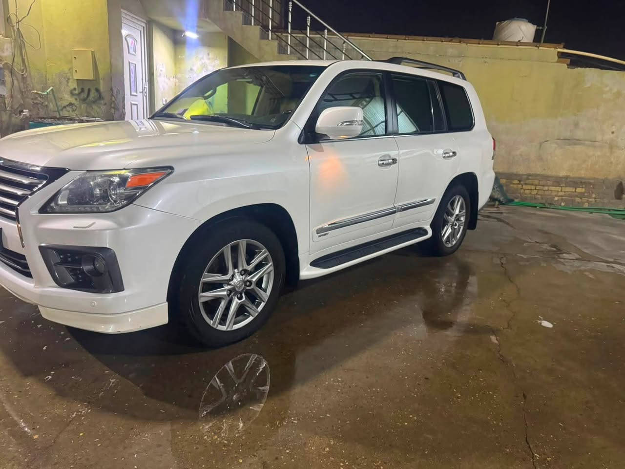 للبيع: لكزس LX 570 SPORT (موديل 2013)
المواصفات العامة:
 الموديل: 2013
 الفئة: Lexus LX 570 (كت SPORT)
 اللون الخارجي: أبيض لؤلؤي
 الداخلية: جلد بيج / أوف وايت أصل مع تخشيب فاخر (المقاعد مغلفة بحالة ممتازة)
  (أرقام نكليزي )
أبرز المواصفات والتجهيزات:
 المحرك والجير: محرك V8 بحالة ممتازة، جير أوتوماتيك، نظام دفع رباعي (4WD)
 التجهيزات الخارجية:
 كت سبورت (SPORT) كامل
 ويل كب رياضي حجم كبير
 فتحة سقف
 إضاءة LED أمامية وخلفية + كشافات
 إنارة جانبية ترحيبية تحت العتبات
 حساسات أمامية وخلفية
 سلة سقفية وتخشيب جانبي
 المقصورة والراحة:
 مقود خشبي متعدد الاستخدامات (تحكم استيرن كامل)
 شاشة عرض رئيسية
 نظام تحكم بالتعليق ووضعية القيادة
 إنارة داخلية مميزة
الحالة والكفالة:
 الكفالة: مكفولة كفالة عامة (محرك، جير، شاصي، وبودي من الحوادث)
 الحالة: السيارة جاهزة للاستخدام ونظيفة جداً وبدون أي مصاريف.
📌 للتواصل والاستفسار:
 رقم الهاتف: ‭***********‬
