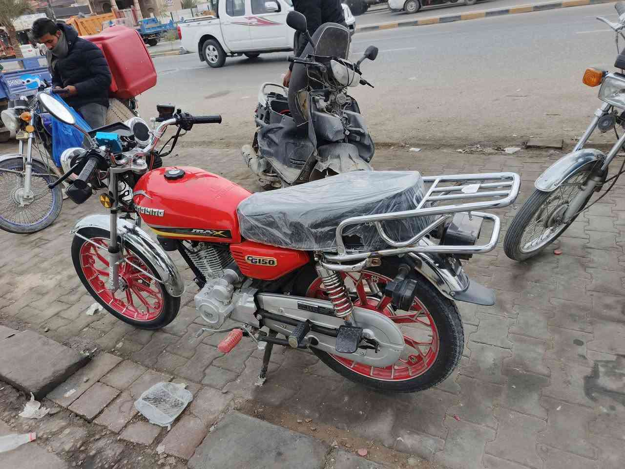 سلام عليكم سيفان البيع السعر 750  رقم الهاتف ***********شاصي 18 وغراض 24 وراق اصولي مداور من العارضي بسمي وبيه خيط بخار كلش بسيط  العنوان النجف حي نداء عامود 22
