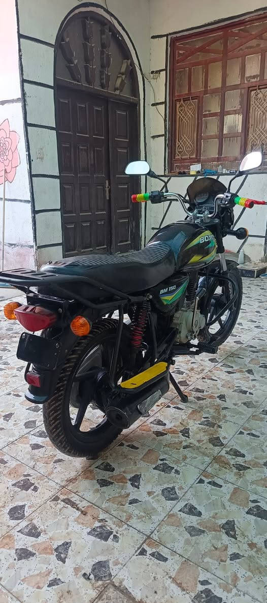 بوكسر موديل 21 دراجة نضيفة اوراق كاملات مابيه اي نقص سعر مليون و١٠٠ وبيه مجال للشراي مكاني بعقوبة كاطون الرحمة قرب تقاطع القدس موجود ع خاص او اتصل***********
