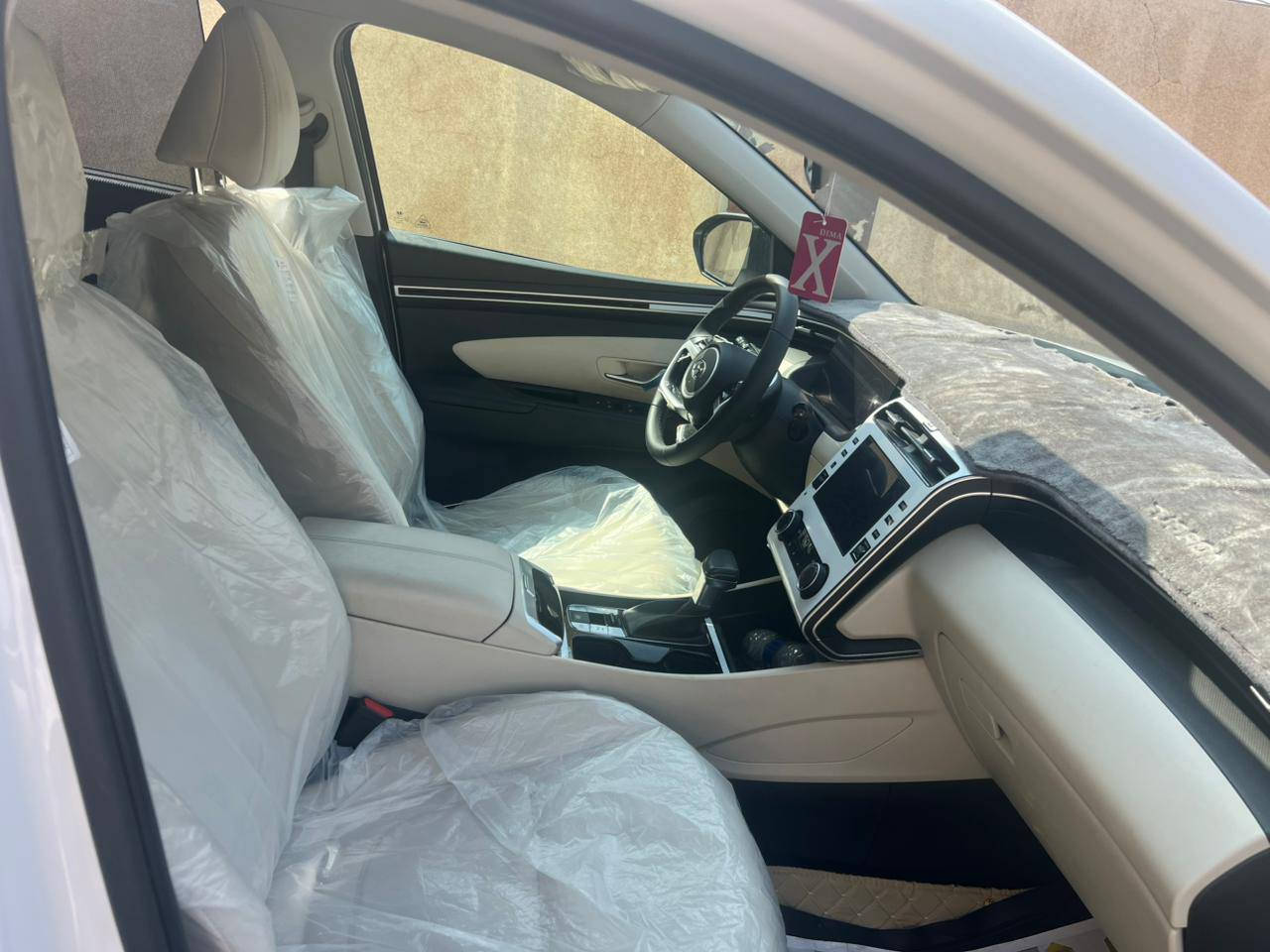 توسان 24خليجي محرك 2000 دوش فول ماعدا البانوراما بصمه تشغيل عن بعد حساس امامي خلفي لد امامي خلفي كراسي 2كهرباء هاندبريك بصمه اوتو هولد مانع انزلاق وانحدار اشايرومري شفط بردات ب ابواب شحن واير ليس مود درايف تحكمات شاشه وكامره زنون  الخ 
ماشيه 17  كفاله عااااامه حت الدعاميه 
السعر 228 وبيه مجال 
للاستفسار ***********
