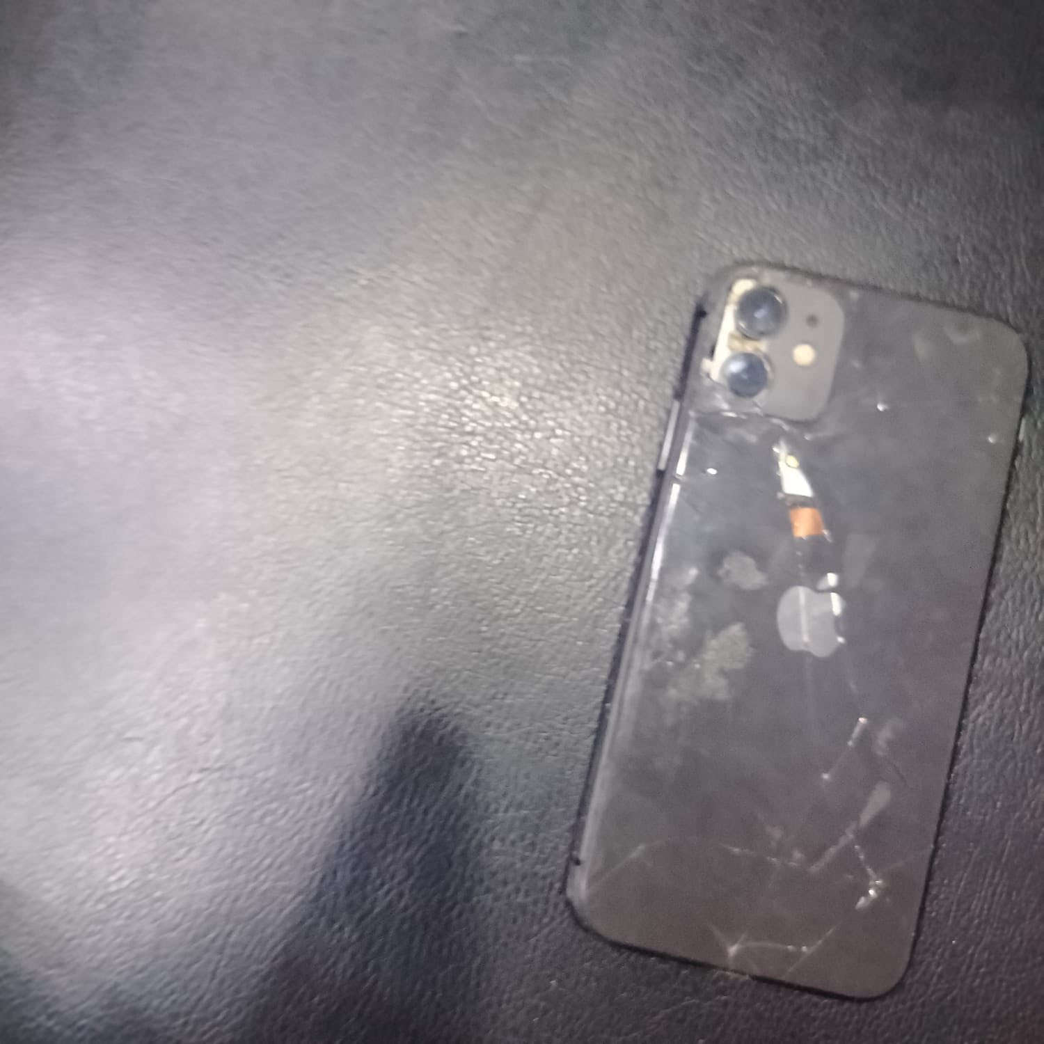 سلام عليكم شباب 11عادي لبيع واكف فيس ايدي و شاشه مبدله و بطاريه مبدل عارضه ب 200وبي مجال موبايل ***********
