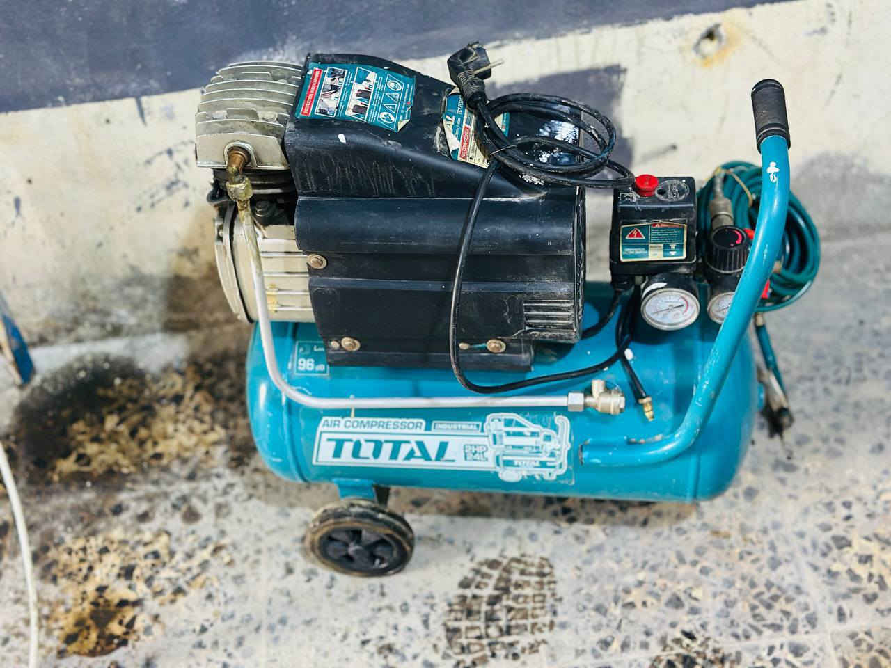 كمبريسر هوه 24 لتر 
أصلي شركه توتل مشتغل تقريباً شهرين 
مثل مو واضح بل صوره جديد وشغال شرط الفحص 
بس هاي الفضله مزروفه وسنها ممرود السعر 100 وبي مجال قليل 
العنوان 📍 حله شارع 80 ستدارت حي العسكري 
☎️ ***********
