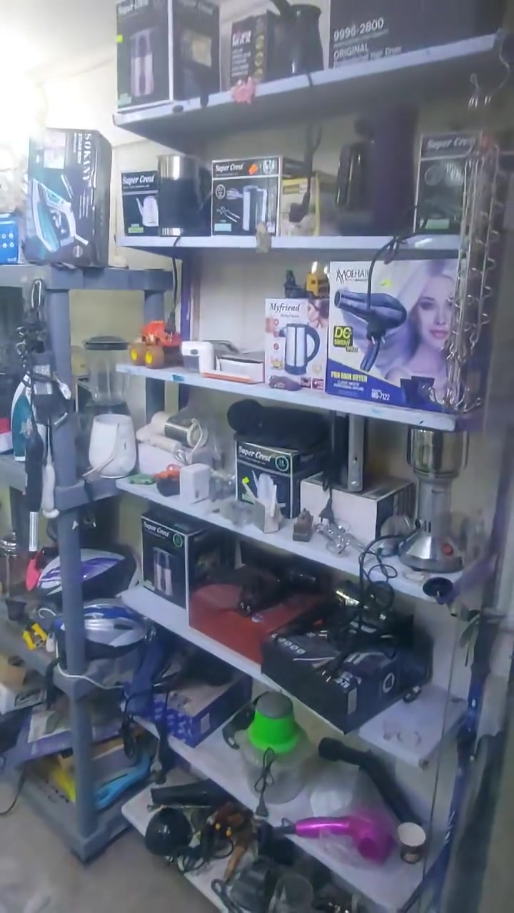 لعدم التفرغ للبيع محل اغراض بالات اوربية امزون وكهربائيات وألكترونيات وعدد يدوية وزجاج منزلي وتحفيات البيع شلع كل الكمية الاغراض مع الرفوف او بدون الرفوف بسعر مناسب الاغراض موجودة بلكوت للأستفسار ***********
