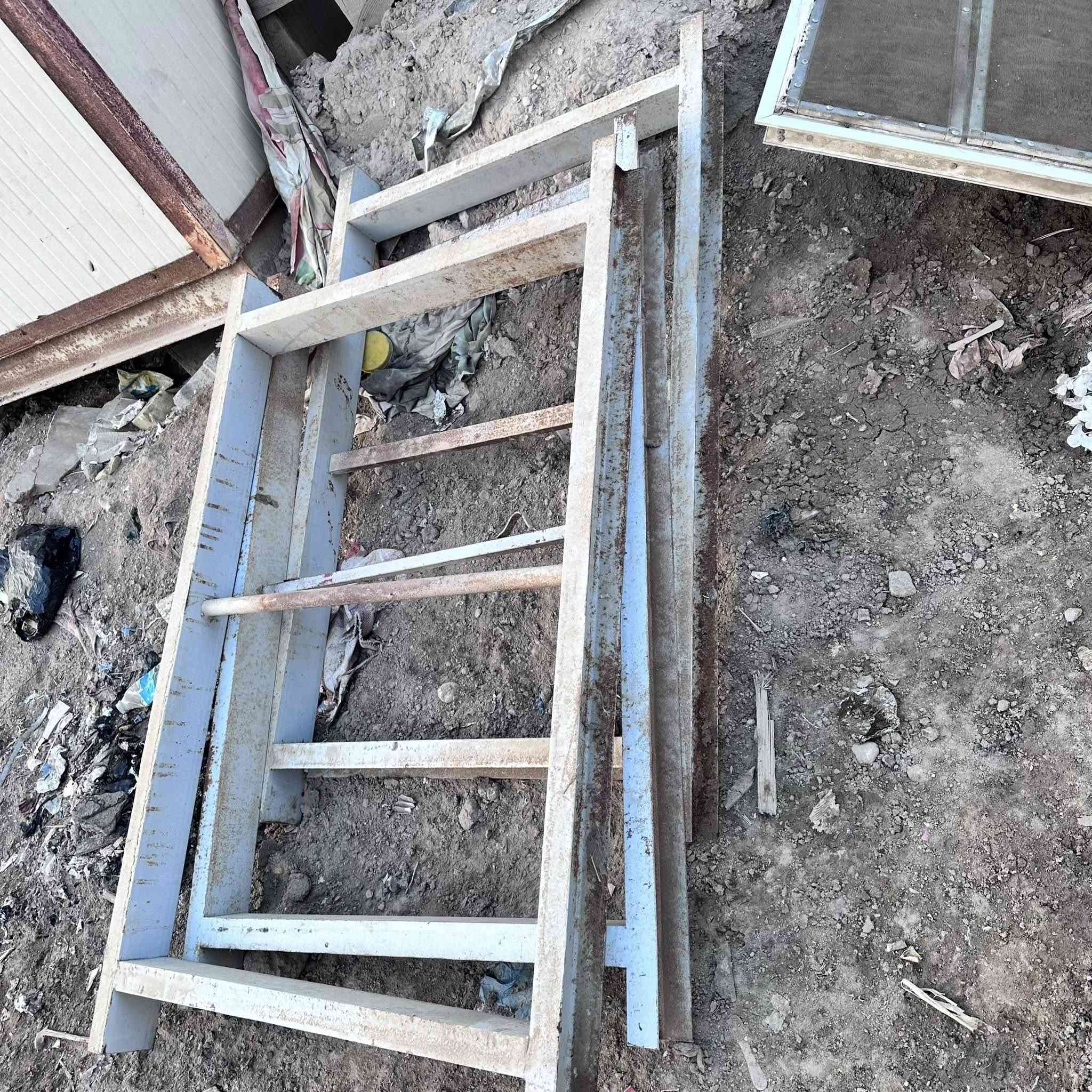 سلام عليكم شباب باب المنيوم للبيع وشبابيك +مفرغه  واتساب ***********
