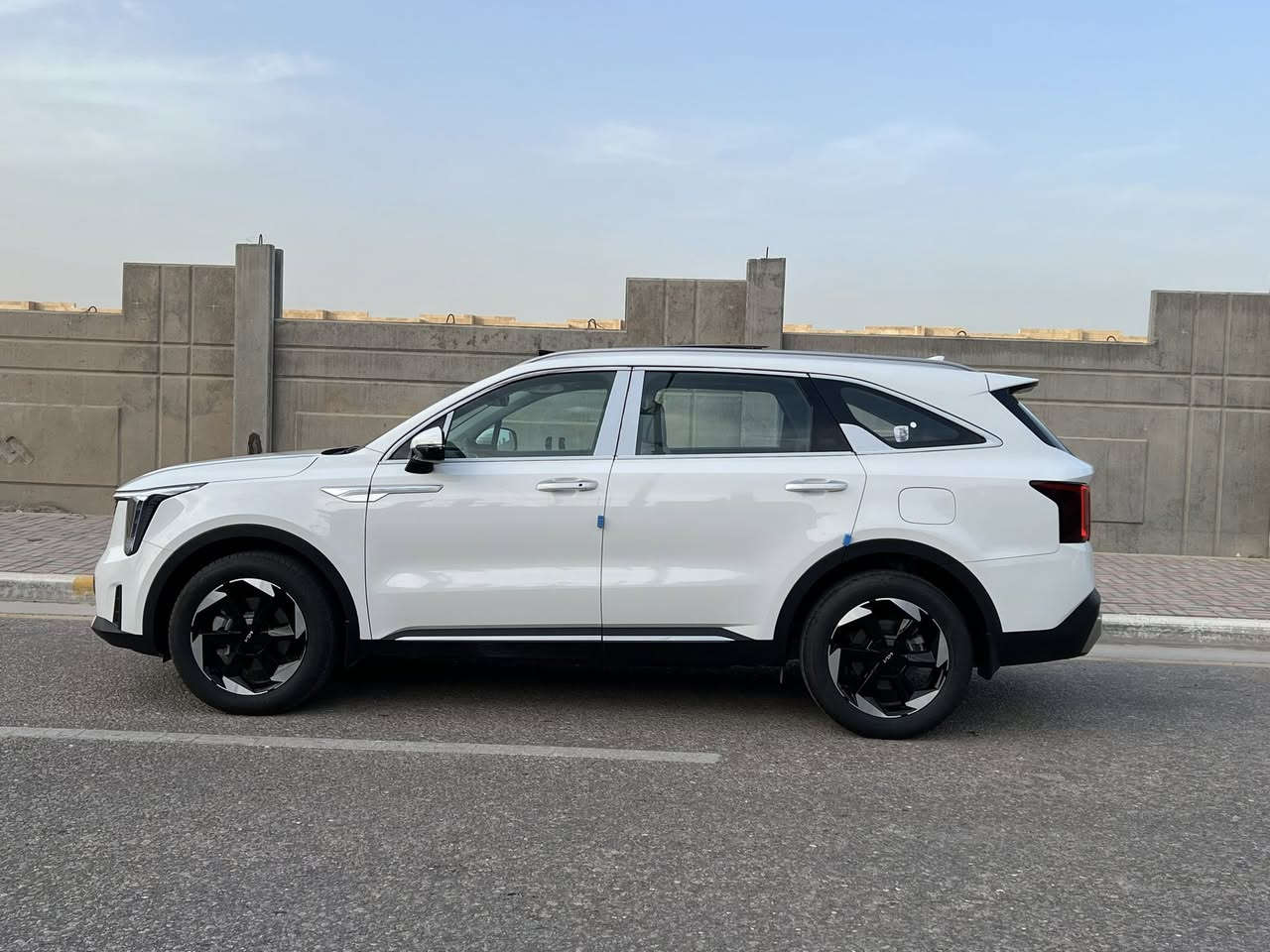 سورنتو خليجي موديل 2024  الفول بانوراما
السيارة زيروووو بعدها ماشية 2000 كيلو فقط 
مكفولة كفالة عامة بحالة الشركة وفول مواصفات 
السعر 325 $ ورقة وبيها مجال 
للاستفسار / *********** المكان كربلاء شارع المخازن
المواصفات :......................
حجم المحرك 6سلندر 3500
سقف بانورامي
صندوق كهربائي
كاميرا خلفية دوارة
حساسات امامية وخلفية
بصمة تشغيل وابواب وجنطة
مثبت السرعة
مرايا جانبية كهربائية
نوافذ كهربائية اوتو 
شاشة ديجتال 
مقاعد كهربائية
عدد المقاعد 7
6 وسادة هوائية
المصابيح الأمامية والخلفية  LED
داتا شو 
أبل كاربلاي
رادار
توقف ذاتي Auto Hold
سايد بريك بصمة 
نظام نزول المنحدرات 
شاحن لاسلكي
ستائر خلفية
كشافات ضباب
وضعيات القيادة Drive mode
منقي هواء
التبريد منفصل مناخين لمس
3قطع تبريد 
مانع الانزلاق و ABS
