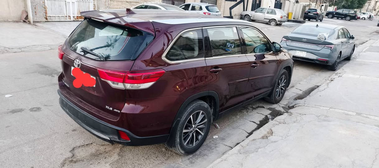 السلام عليكم
هايلاندر موديل 19 xle وارد امركي 
قطعة بأمريكا  الچاملغ الايسر 
والباب خلف السائق  والجنطة بالعراق صبغهن كلش مرتب 

مواصفاتها معروفة 

رقم بغداد 
7 راكب  vip 
نظام اقتصادي 
قيادة اوتو 
نظام توقف اوتو ستوب 
رادارات /مانع تصادم /مراقبة مسار 
فتحة بالسقف 
كامرة خلفية 
هيترات 
تبريد 3 قطع 
جنطة كهرباء 
شاشة كار بلي 
بردات ابواب 
كشنات جلد ونظام تدفئة تبريد للكشنات
زوج تاير جديد
سعرها 225 
***********
