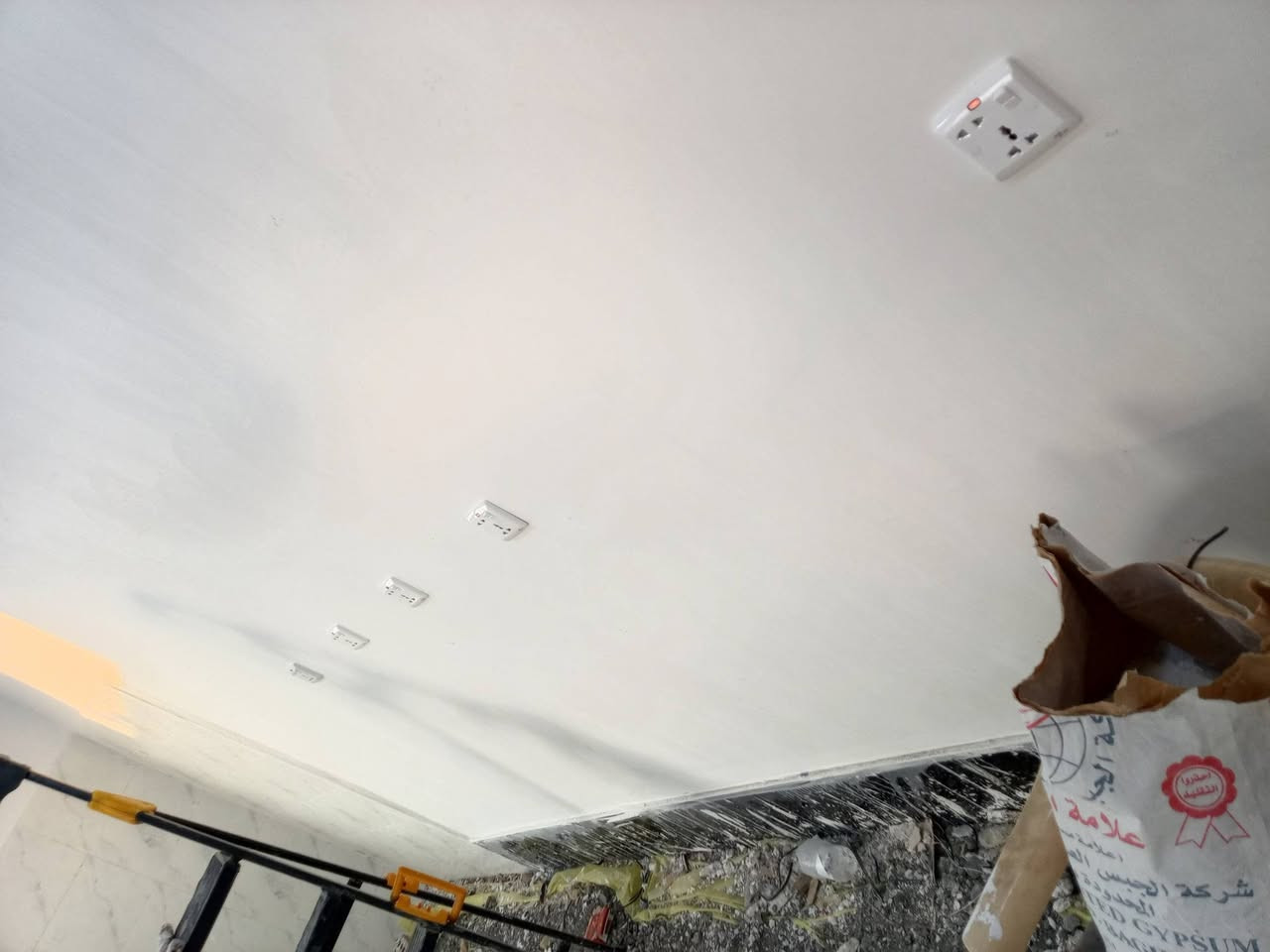 اعمال ورشة السراي الكهربائية في أحد المواقع داجل المجمع السكني النفطي.
تأسيس كهرباء عام سيطرة وتحكم.
تنصيب كاميرات المراقبة.
تنصيب منظومات الستلايت والانتر كام والسماعات الصوتية .
عمل بوردات كهرباء وتوزيع الاحمال وصيانتها.
كل ما يخص الكهرباء يمنة .

***********
