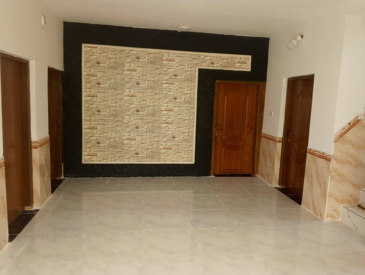 الهم صلي على محمد والي محمد
سلام عليكم
يوجد دار للبيع مساحه 200 متر موقع حي معلمين على طريق سيد ابراهيم قرب جامع غني الحميد يحتوي على غرفتين نوم +استقبال+مطبخ+صاله+كراج سياره +حمامات داخليه و خارجيه 
سعر خاص رقم الهاتف ***********
