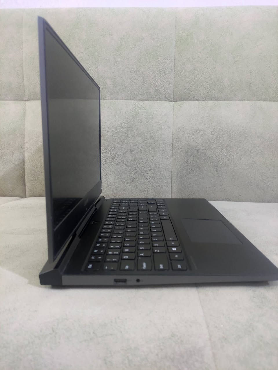 لابتوب گيمنك للبيع Lenovo 
💻 لابتوب للبيع بمواصفات عاليه للتصميم وللالعاب:-

اسم الجهاز: Lenovo legion y 7000p gaming 

المواصفات:-

المعالج: Intel Core i7-8750H

الشاشة: 
15.6 انش حجم 
FHD 
(1920×1080) 60Hz هرتز 

رام: 16 

المساحة:  1T HDD و 256 SSD 

كارت الشاشة:  Nvidia GTX 1060 

نظام Windows 11 

الملحقات: شاحنها الاصلي 175W + مبرد 

السعر المطلوب:  550 ألف 

مكاني بغداد (لايتوفر توصيل) 

اللاب توب بي مشكله بالكيبورد زر S و Z  و X مايشتغلون بس تكدر تربطله كيبورد خارجي 

للتواصل والاستفسار 📞 خاص واتساب :(***********)
